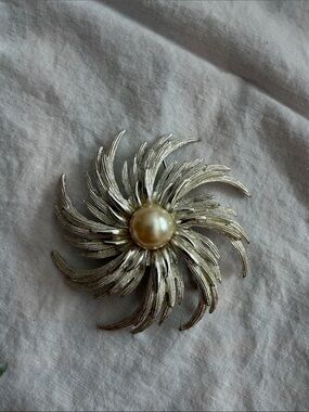 Vintage Sarah Coventry Silver Sunburst Pearl Center Brooch
